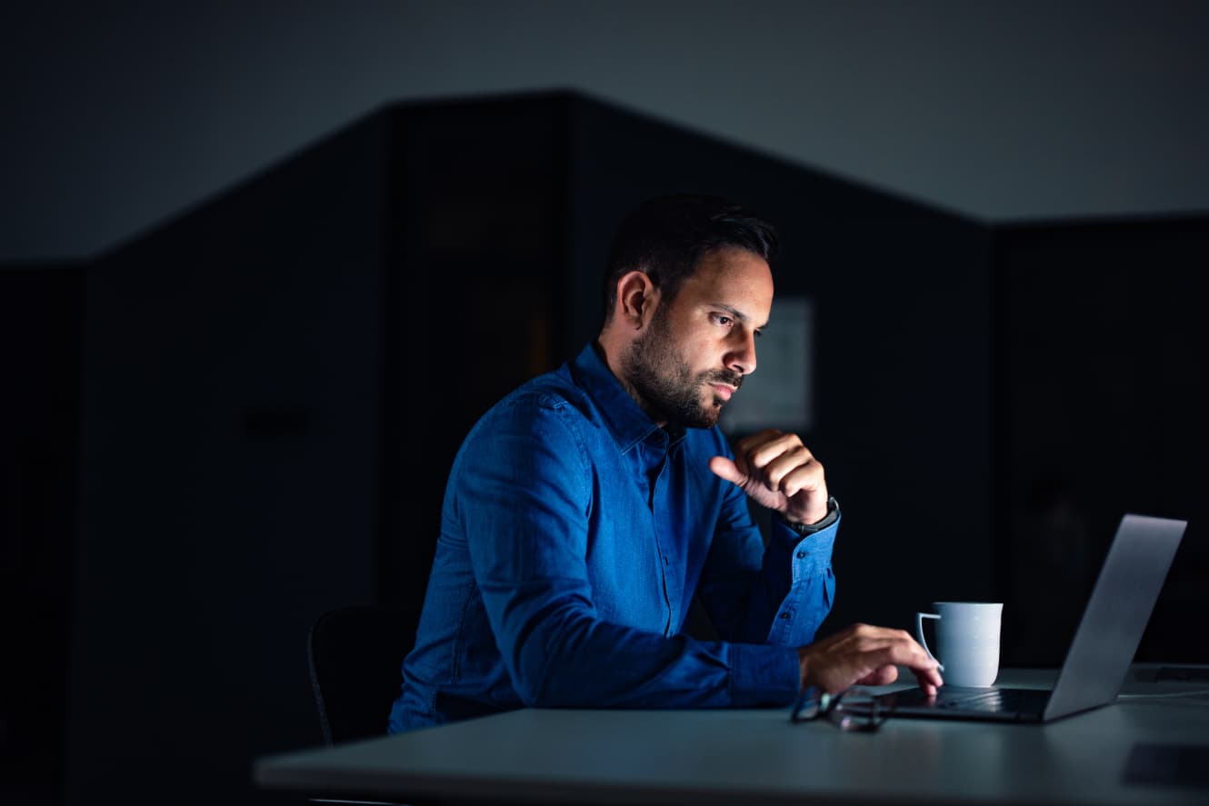 Hombre profesional trabajando en la computadora.